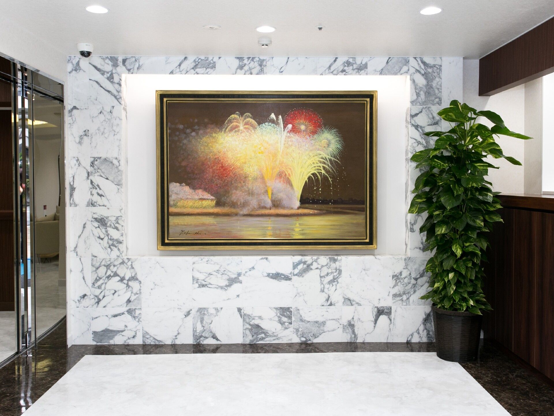風除室には大きな絵画が飾られ、華やかな雰囲気