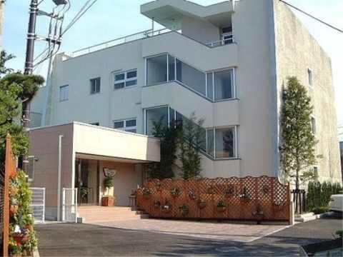 「アプルール材木座」の玄関。周囲は住宅地に建ち、自宅と変わらない環境でいられる。