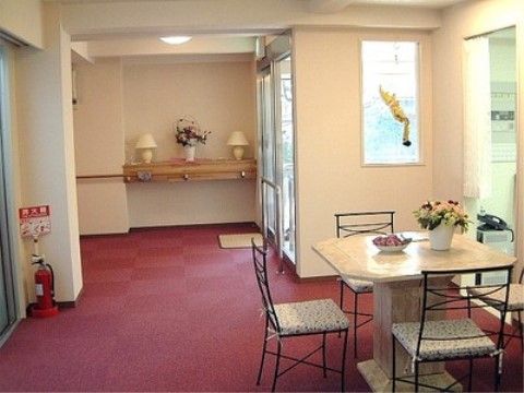 「アプルール材木座」の面会席。家族様と入居者様の面会を可能にしており、ゆったりと寛げる。