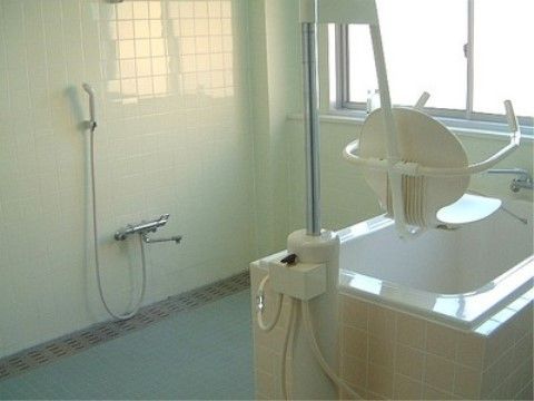 「アプルール材木座」の介護浴室。機械浴室で、リフトが設置されており、ゆったりと寛ぐことができる。