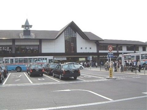 「アプルール材木座」の周辺環境。公共の交通機関を利用でき、施設までも行きやすい。