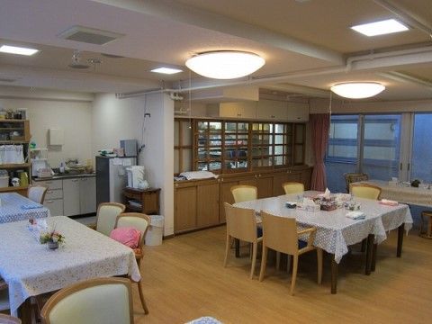 「アプルール材木座」のダイニング。テーブルの高さは、車椅子を寄せ付けられるように、配慮している。