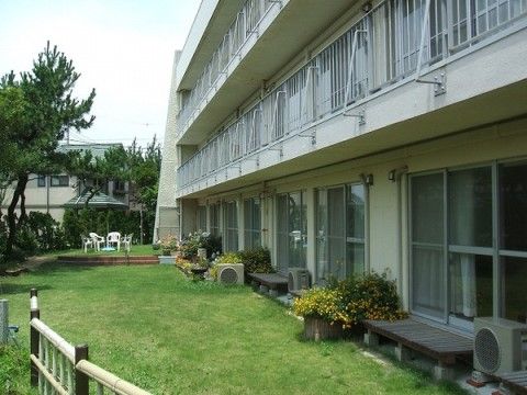 「アプルール材木座」の中庭。常に伸びすぎないよう、適度にスタッフが刈り取っている。