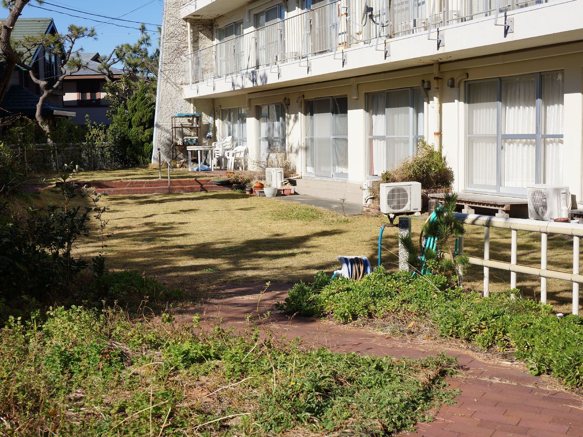 施設の敷地内には、中庭がある。畑が作られており、季節の野菜が植えられている。水やり用のホースが用意されている。