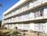 施設は白い鉄筋コンクリート造３階建ての建物である。２階と３階には、ベランダが付いている。広い中庭が設けられている。
