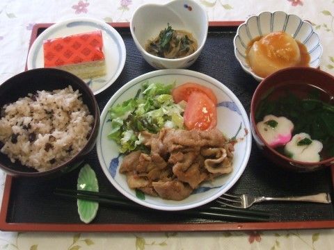 「アプルール材木座」のお食事。栄養バランスの整ったお食事を用意しており、食べやすく美味しくいただける。