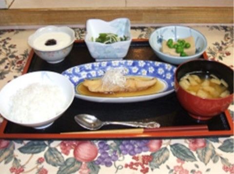 「アプルール材木座」のお食事。和食料理いただけたりと、入居者様に要望も伺っている。