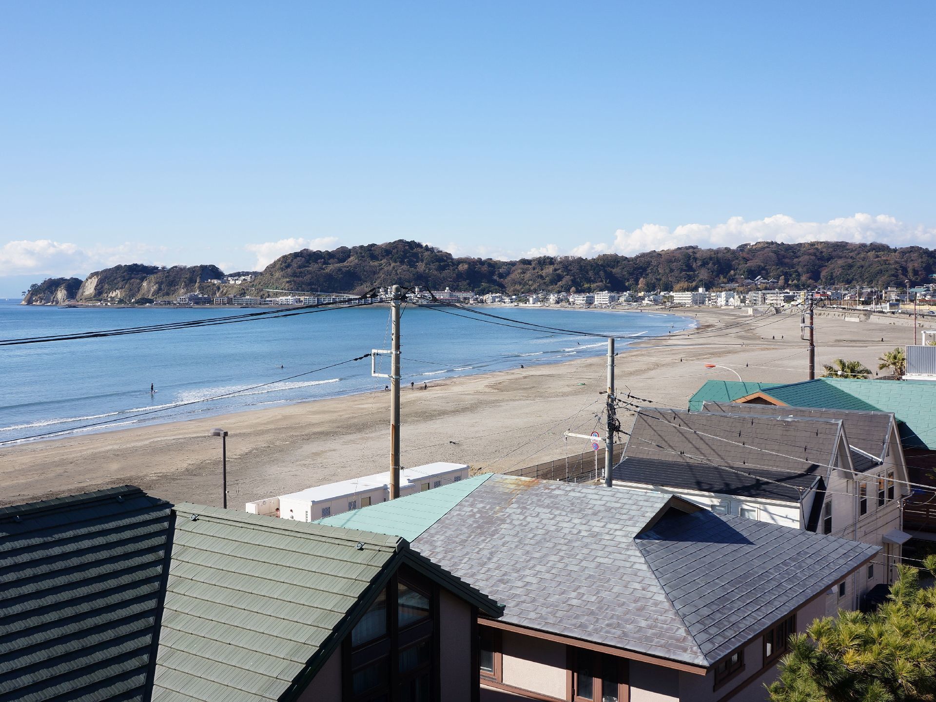 材木座海岸や鎌倉の山々、海岸沿いの町並みを施設から望むことができる。ご利用いただける江ノ電の駅が徒歩圏内にある。
