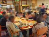 食事を楽しむ人々の様子
