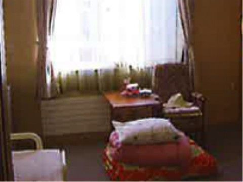 居室には自由にものを置くことができる。ベッド周りに利用しやすいものを置く方が多いが、スペースを取らないようシンプルな方もいる。