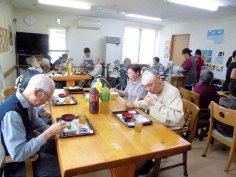 居住者と職員一同がそろって賑わうランチタイムの食堂