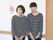 館内で撮影された写真。黒と白のボーダーのカットソーを着た２人の女性スタッフが、並んで笑顔で写っている。