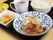 食事のメインとして提供されている肉料理が大きめの皿に盛りつけられている。肉と野菜がバランスよく混ぜ合わせられている。