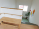 明るく広々とした施設の居間