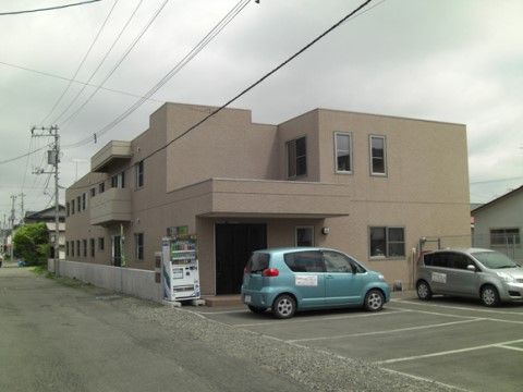 施設は2階建て。駐車場も完備で、玄関前に止めることもできる。玄関前は段差がないので安心して出入りできる。