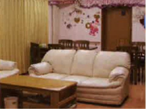 リビングには大きなソファを用意。入居者様同士で座りながら談笑したり、テレビ鑑賞したりと食後の楽しみにもなる。