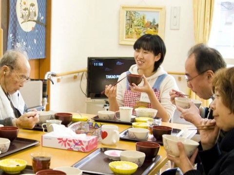 「愛の家グループホーム なかしべつ」の環境。家庭的な雰囲気でお食事を楽しめる。