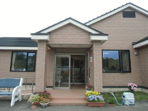 「愛の家グループホーム なかしべつ」の外観。エントランスには、スロープを設けている。