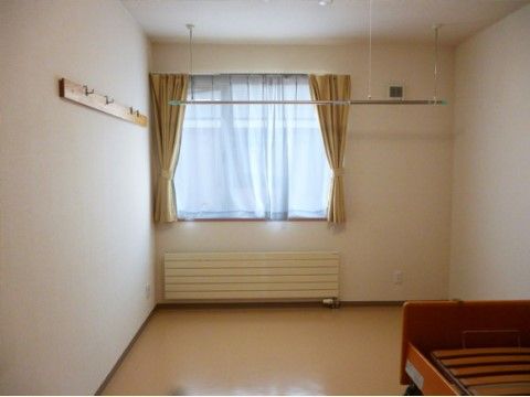 「愛の家グループホーム なかしべつ」の居室。シンプルなデザインの洋室。