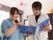 女性スタッフと男性スタッフが部屋の一角でファイルノートを見ている。熱心に指差しながら一緒に内容を確認している。