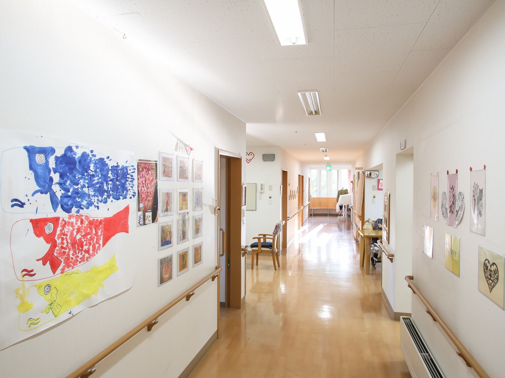 手作りの装飾がたくさん施された廊下である。天井には等間隔で蛍光灯が設置されており、床はフローリングとなっている。