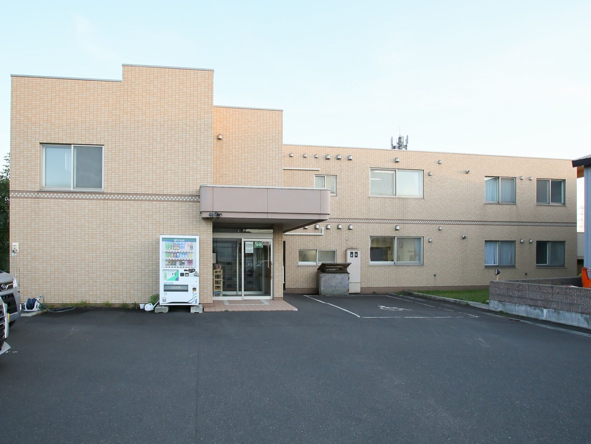 2階建の建物になっており、建物の側に駐車スペースが複数あるので、ご家族の方など荷物の運搬が楽に行える。