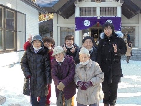 雪が積もった時期に散策を楽しんでいる入居者様とスタッフ