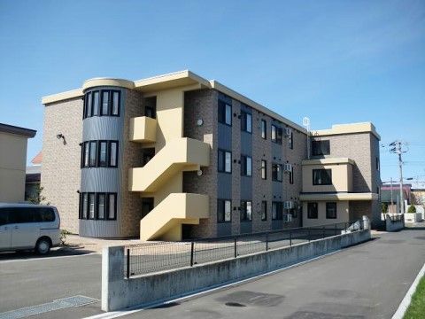 3階建ての建物。施設前には駐車場も完備しており、来館する際にも便利。柵もついているので飛び出しを防止する役目がある。