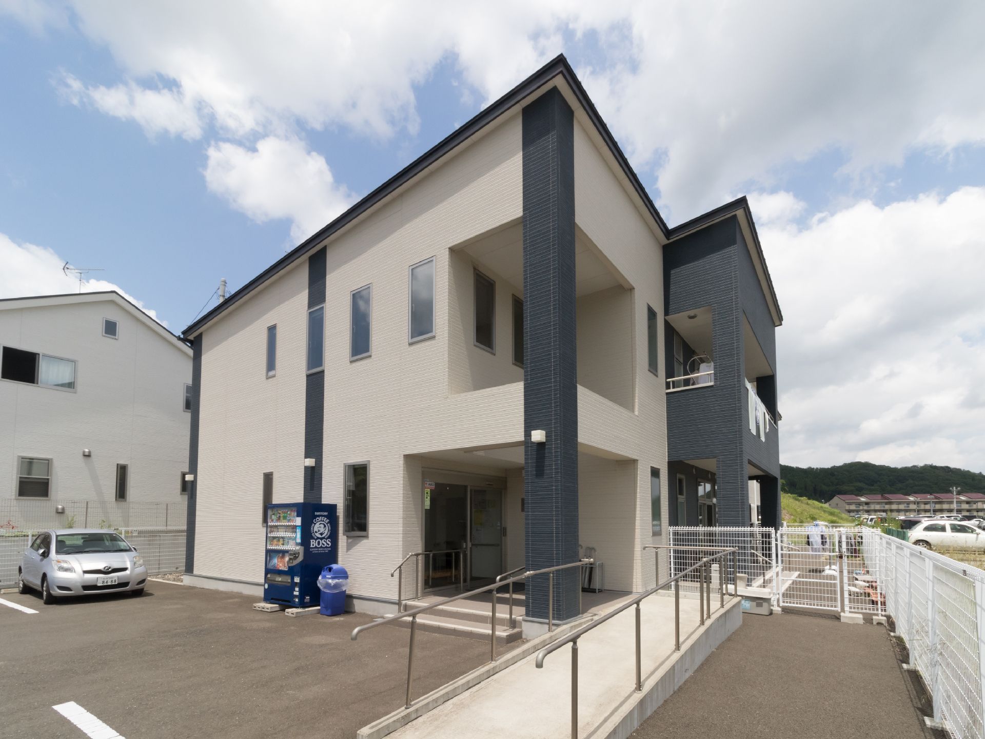 2階建の建物である。駐車場から施設入口まで車椅子の方に配慮した手すり付きのスロープが設置されている。