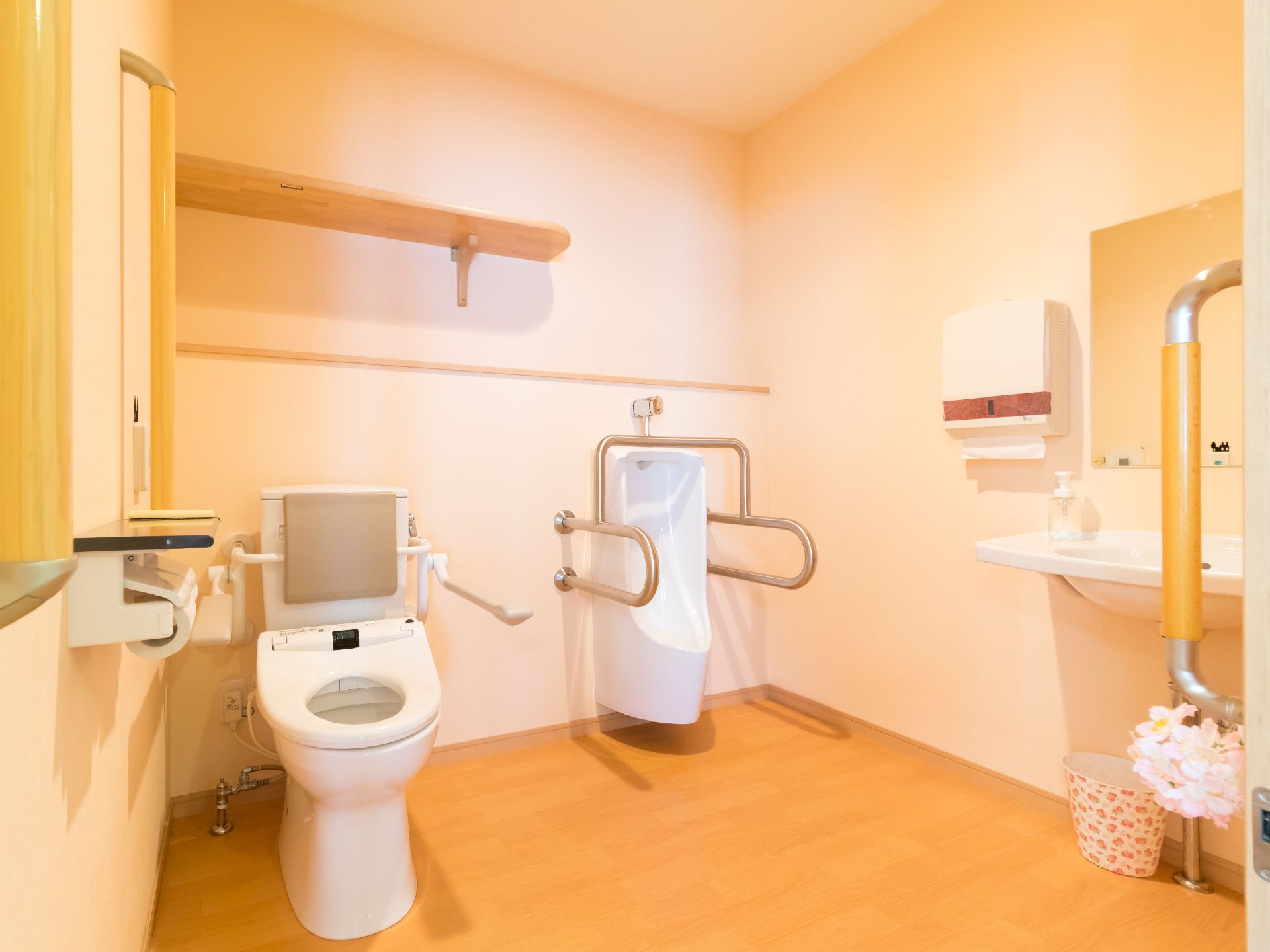 トイレには便器が2種類設置されている。洋式便器と男性用小便器である。両方の便器の横には手すりが取り付けられている。