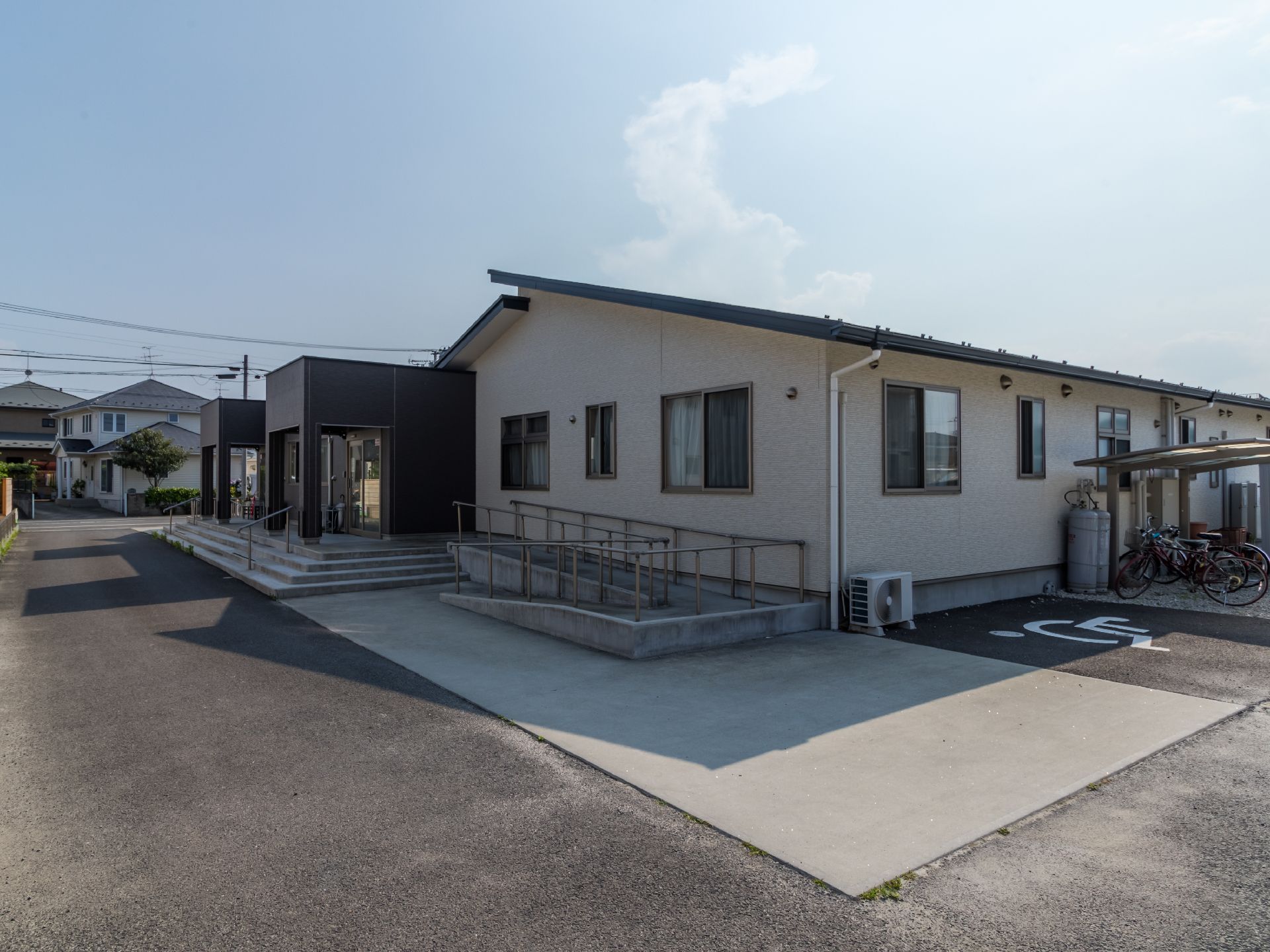 施設の外は階段とスロープに分かれていて、施設内に入られるようになっている。どちらにも手すりが取り付けられる配慮がなされている。