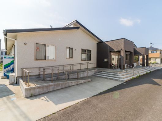 施設前