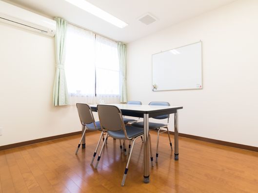 4人掛けテーブルが置かれている部屋