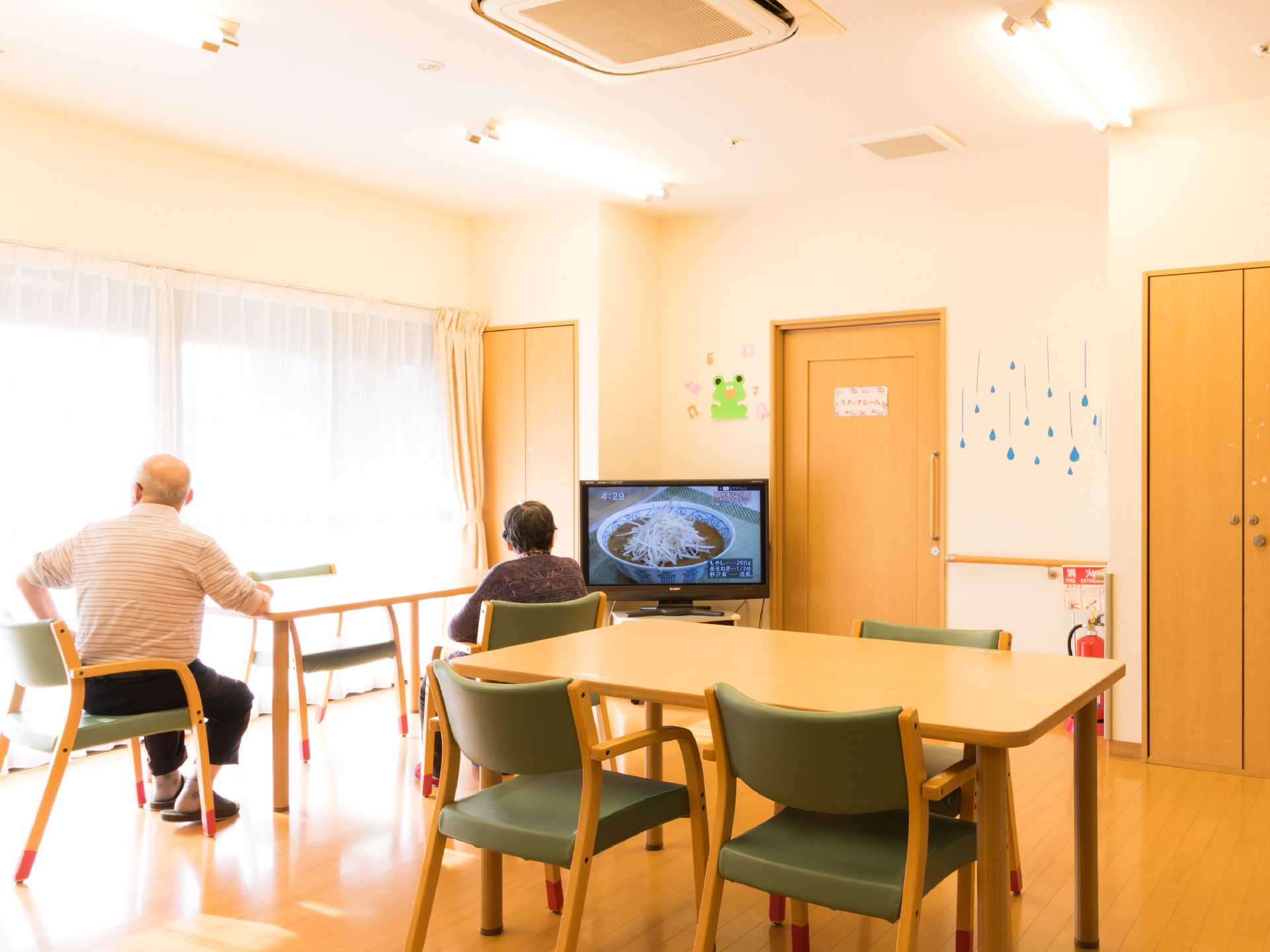 入居者の方々が食事をとる食堂にはテーブルと人数分の椅子が置かれており、テレビも設置されている。明るく広々とした空間である。