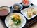 スタッフが施設内のキッチンで毎日3食、出来立ての食事を出している。栄養管理士が入居者の方々が食事時が楽しみになるメニューを考えている。