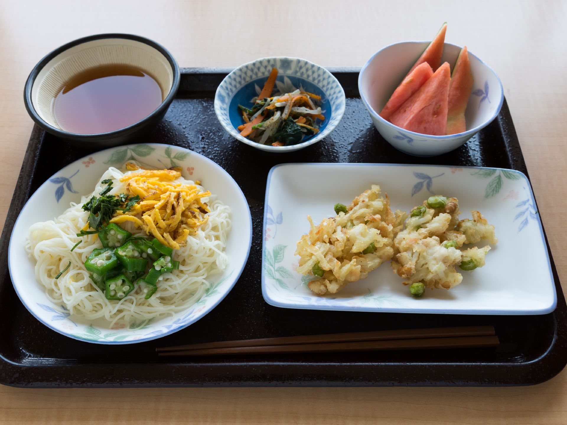 毎日3食、施設内のキッチンでスタッフが食事を作っている。入居者の方々の健康に配慮した栄養バランの良いメニューを栄養管理士が考えている。