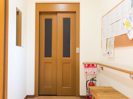 ベンチのある廊下