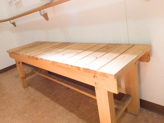 廊下に置かれたベンチ