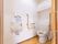 余裕のある広さのトイレには手すりや押すと水が出る壁掛け洗面器、ペーパータオルホルダーが完備されている。