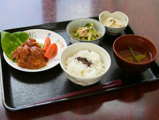 スタッフの手作りの食事