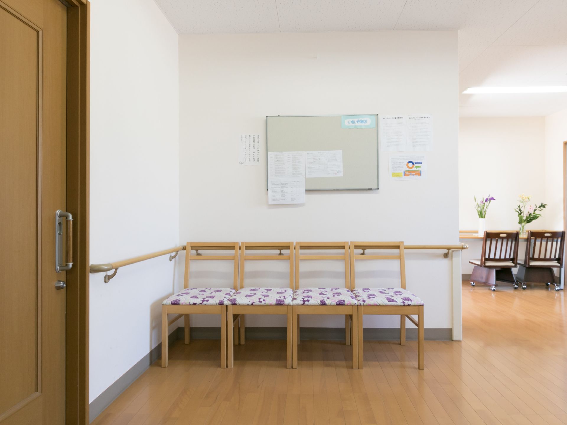 廊下には、木製の椅子が4脚並べて置かれている。色はナチュラル系で、座面には座布団が敷かれているため、座りやすい。