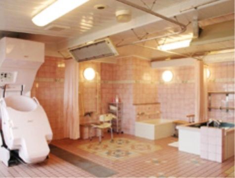 「グッドタイム リビング 小野」の浴室。入浴時の介助も行っている。
