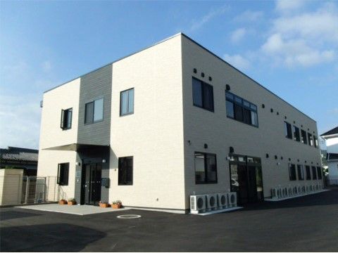 落ち着いた外観で、入口はバリアフリー構造になっている。車椅子でも出入りが自由にでき、活動的に過ごすことができる。