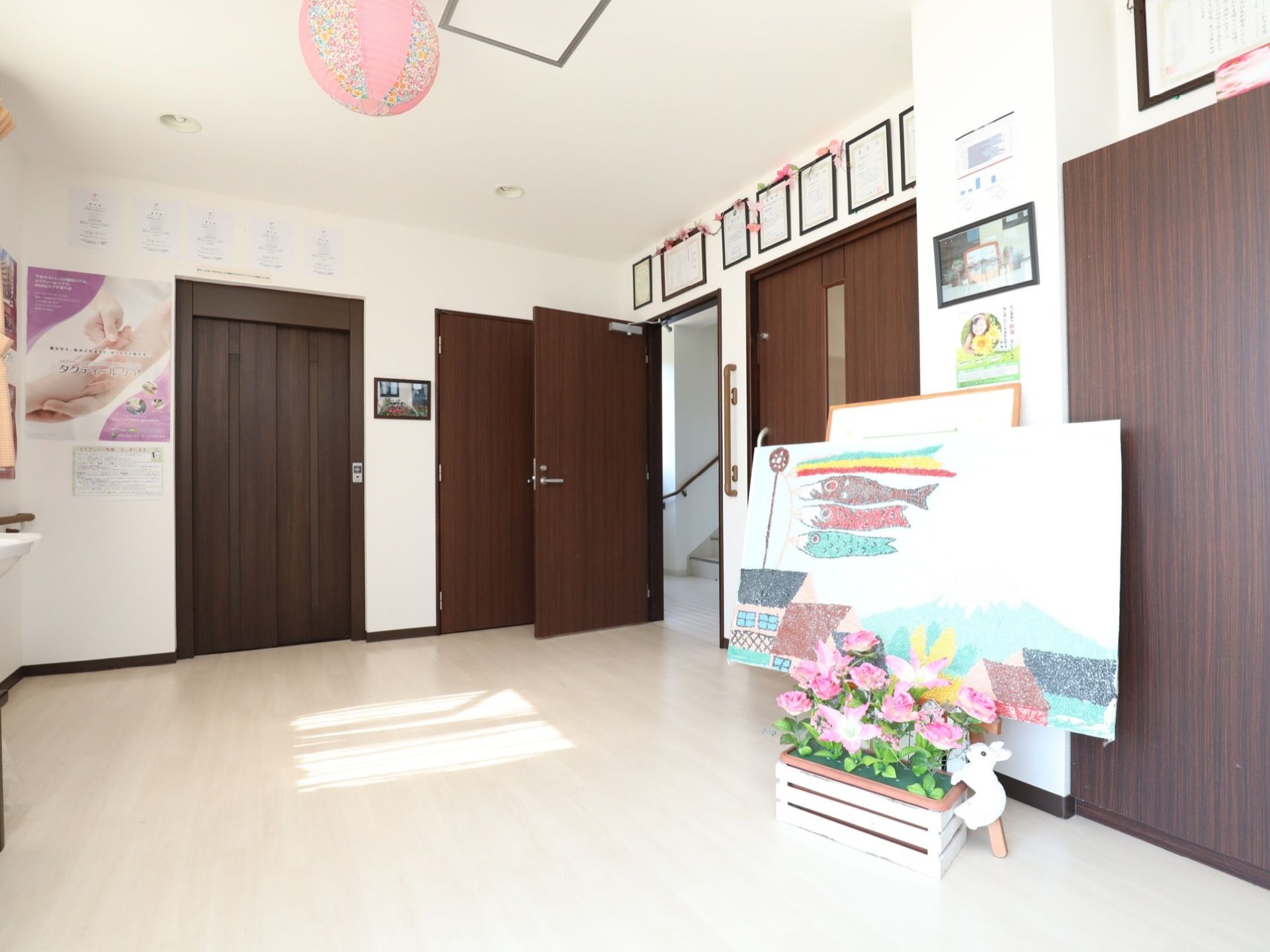玄関ホールは明るく広々としていて床はバリアフリーとなっている。入居者様の作品や賞状などが飾られている。