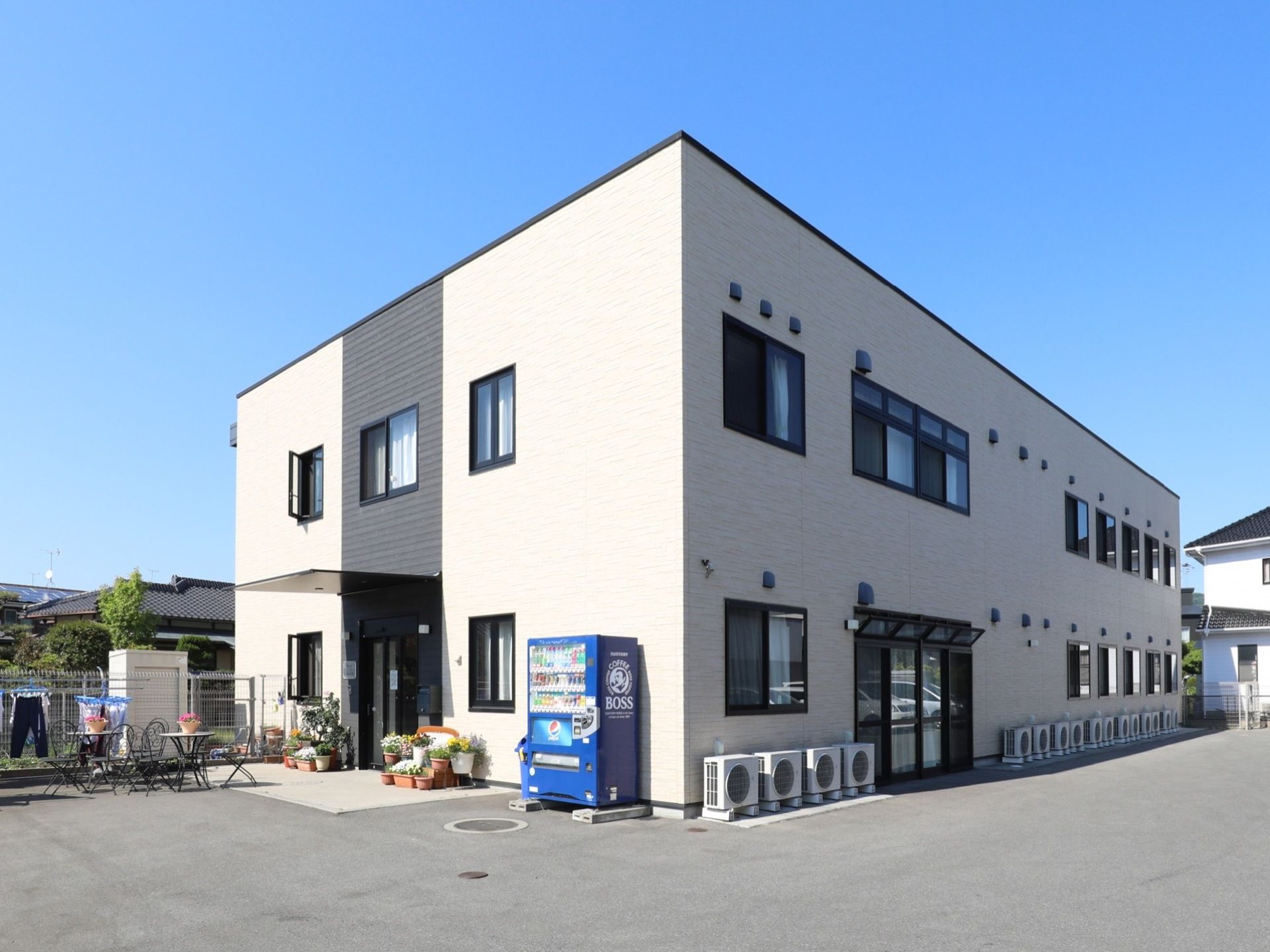 モダンでスタイリッシュな２階建ての建物である。施設建物の前に自動販売機が設置されていて、便利に利用できる。