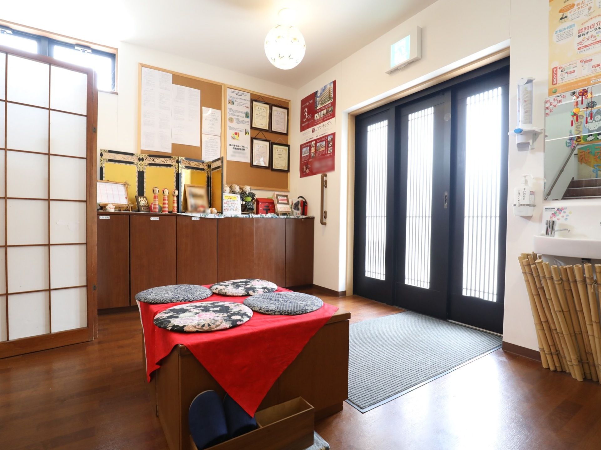 玄関には、収納カウンターやひと休み用のスペースが設けられている。和テイストにレイアウトされ入居者様に好評を得ている。