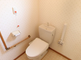 明るく清潔な介護施設のトイレ空間