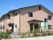 住宅街に馴染む構造の施設になっている。玄関にスロープが付いており、窓の外からは整備された綺麗な中庭を眺めることができる。