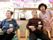 音楽に合わせて、スタッフと一緒に入居者様達が鈴を振っている様子。部屋の壁には装飾が施されており、楽しい雰囲気が演出されている。