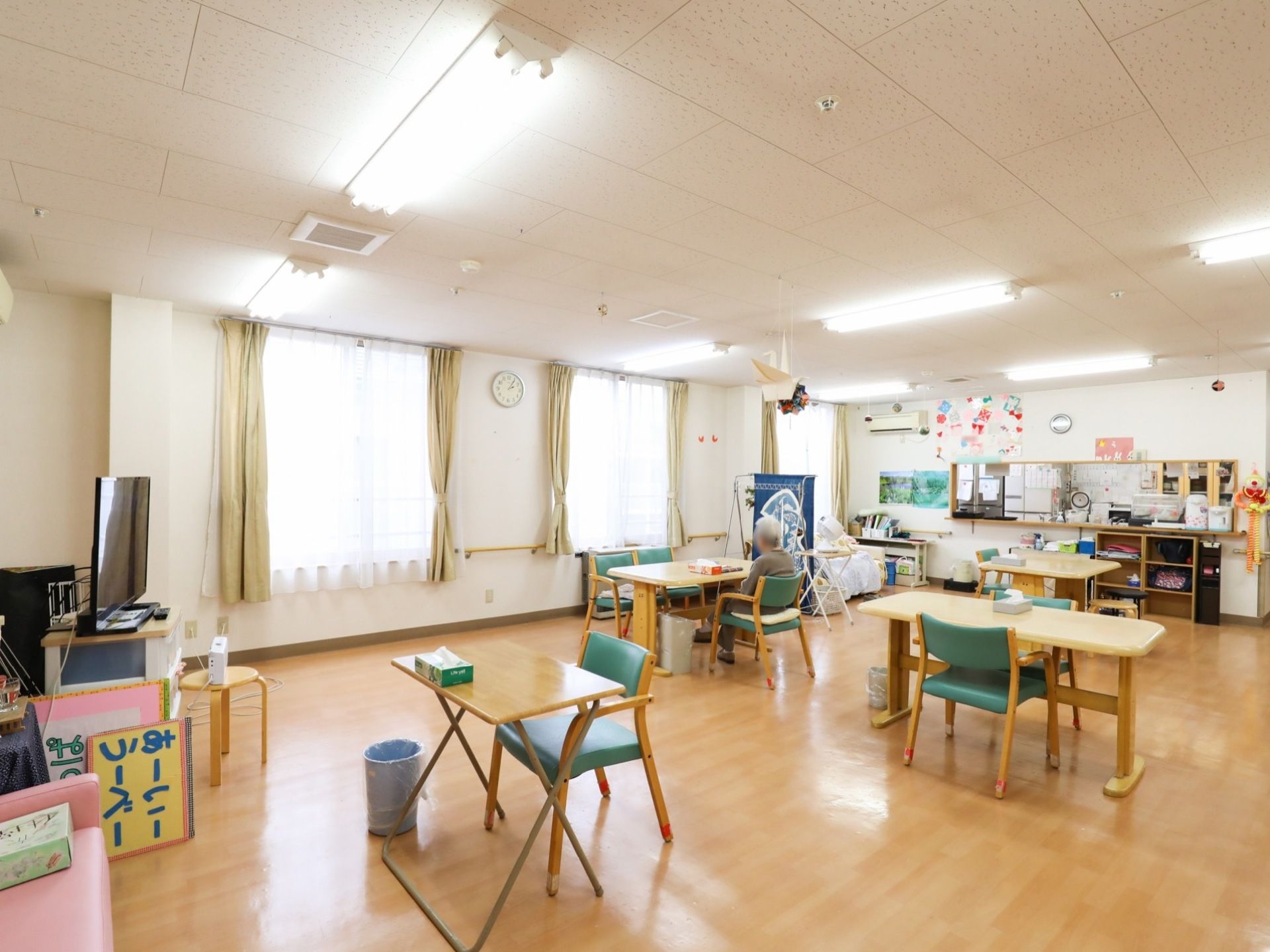 食堂には、食堂テーブルと椅子が部屋の中央に間隔を広くとって配置されている。壁側にはキッチンカウンターがあり、奥にあるキッチの様子が見える。